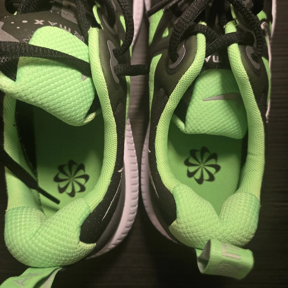 Nike Air Max Genome Black Green 7Youth/8.5 WOMENS NEW Retail $130